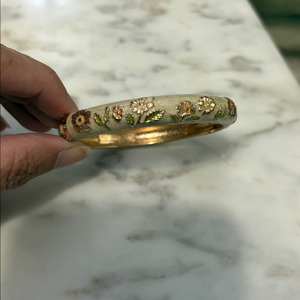 JIU LONG XING Cream Enamel Floral Hinged Bangle Bracelet